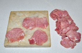 Используя для защиты мяса и чистоты кухни пакетик, в нем  отбиваем  каждый кусок до толщины 6-7 мм. После чего разрезаем тонкие куски на небольшие ломтики.