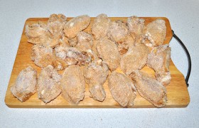 Панировка хороша плотная, но лишнюю муку мы стряхиваем.