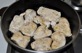  Раскаляем масло  в сковороде - на огне между большим и средним. Быстро, по 30-35 секунд каждую сторону, обжариваем филе. 