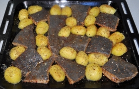 Форму для запекания промазываем маслом, раскладываем куски камбалы и половинки картофелин. При 190-200° в духовке запекаем рыбу с картофелем 18-20 минут, до готовности того и другого.