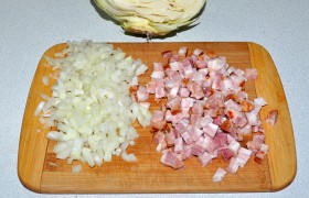 Мелко рубим кубиком бекон (грудинку), еще мельче шинкуем лук.