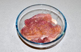 Намазываем горчицей с перцем, втирая в мясо, складываем в миску, оставляем на 10-12 (можно больше) минут.