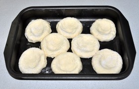 Кладем в промазанную маслом форму. Взяв из ступки пестик (или обычной ложечкой) делаем углубления в каждом сырнике. Выпекаем примерно 10 минут в духовке при 190-200°