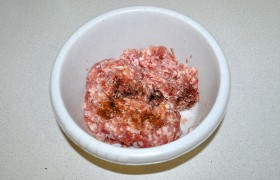 Пока размораживается тесто, вполне можно успеть мелко нарубить ножом мясо, как и положено при изготовлении самсы. Лениво или нет времени? Просто пропустить мясо через мясорубку с крупной решеткой. И это не в кайф? Тогда - покупать в магазине. Или - достать из морозилки свой фарш,  замороженный  впрок. 