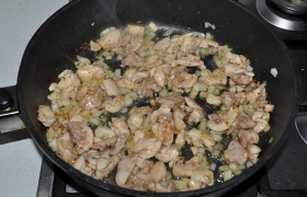 Засыпаем нарезанную луковицу, 3-4 минуты обжариваем с мясом, помешивая постоянно.