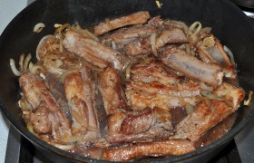 Вливаем вино и соевый соус, добавляем порошок мускатного ореха, по вкусу – соли. Тушим на среднем огне еще 4-6 минут, за которые вино наполовину испаряется, добавляя ребрышкам вкуса. Если ребрышки размораживались – скорее всего, понадобится еще несколько минут тушения под крышкой. (Вино можно заменить смесью несладкого яблочного сока с ч. ложкой меда).
