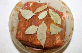 Кусок карбонада промываем и сложенными бумажными полотенцами хорошо обсушиваем. Смешиваем в мисочке соевый соус, горчицу, перец и со всех сторон обмазываем мясо. Облепляем всю поверхность лавровыми листьями.
