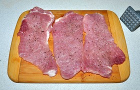 Разрезаем поперек волокон мясо (промытое и очень хорошо обсушенное в бумажных полотенцах) ломтями толщиной 16-18 мм.  Отбиваем  до толщины 10-12 мм. Натираем или посыпаем перцем. 