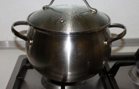 Нарезанную кусками, промытую курицу кладем в кастрюлю, когда вода уже закипела. Еще – нарезанные крупно морковь и луковицу, кусочки корня петрушки или ее зеленые веточки, перец и лаврушку. За 25 минут слабого кипения под крышкой курица практически  сварится .