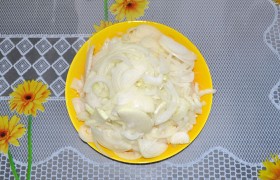 Лука должно быть много – для вкуса и сочности. Его мы шинкуем полукольцами.