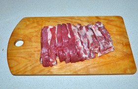 Привычная подготовка: срезаем кожу, хорошо промываем мясо, бумажными полотенцами промокаем-подсушиваем. И нарезаем поперек ломтиками толщиной 10-12 мм. Хрящики разрезаем, ребрышки оставляем или вырезаем.