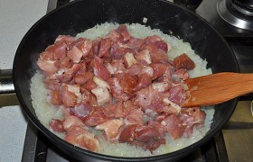Теперь в лук закладываем мясо, наливаем 2 ст. ложки соевого соуса и немного кипятка. Закипело – приправляем на свой вкус, накрываем крышкой, оставляя щель для выхода пара. 