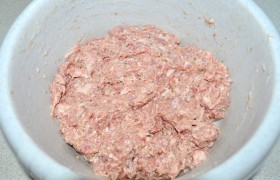 Готовим крупномолотый фарш, есть время и желание – вручную рубим мясо мелкими кусочками. Заправляем его перцами и солью, сметаной, тщательно вымешиваем. Фарш не должен быть суховатым, так что сметаны кладем столько, чтобы фарш был сочным. И обязательно 20-25 раз  отбиваем фарш , чтобы он стал эластичным, пышным, хорошо лепился и держал форму. 