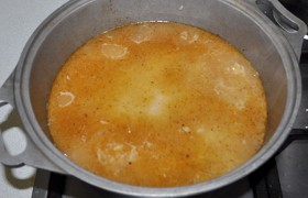 На рис ставим блюдце, на него – чтобы не размыло рис - льем кипяток, на 1,5-2 см выше риса. Вода достигает дна, жир поднимается наверх. Огонь - на сильный. Вода должна быть хорошо соленой: соль уйдет в рис.