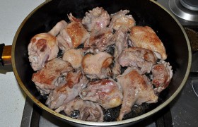 Сильно разогреваем сковороду и обжариваем – сначала с той стороны, где под кожей много жира, который быстро вытапливается, и не надо добавлять масло.
