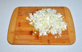 Луковицы рубим средним кубиком.