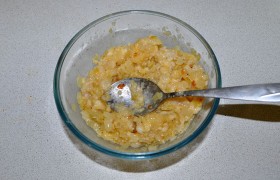 Мякоть измельчаем в блендере или мясорубке вместе с замоченными в молоке и отжатыми ломтиками батона. Для начинки нужен и лук, который мы шинкуем мелким кубиком и  пассеруем  10 минут на сковороде с маслом, на среднем огне. И перемешиваем лук с фаршем из филе и хлеба, добавив и 1 яйцо. Приправляем солью, перцем. 