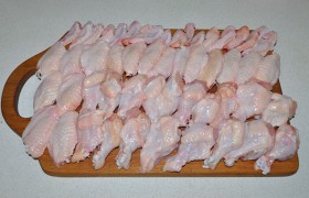 Разрезаем крылышки по суставам, промываем и каждый кусочек тщательно подсушиваем бумажными полотенцами. Тонкие концевые части крыльев можем оставить на бульон, но у нас все любят их погрызть, так что мы жарим их тоже.