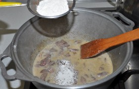 Для загущения соуса посыпаем мукой. Прогреваем потрошки 3-4 минуты и выключаем.