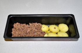 Подходящую для запеканки форму промазываем маслом. На дно выкладываем слой картофельных кружков, накрываем слоем потрошков.