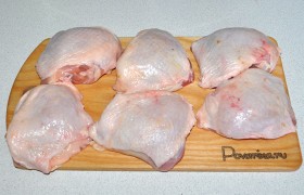 Куски курицы промываем и хорошо обсушиваем.
