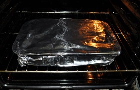 В духовку, разогревшуюся до 200°, ставим ребрышки, плотно укрытые фольгой, на 1 час.