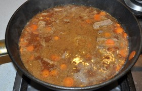 Появился и закипел мясной сок – добавляем оставшуюся горчицу, наливаем соевый соус и воду – чтобы она почти прикрыла мясо. Ставим крышку после закипания, снижаем огонь для тихого кипения. 