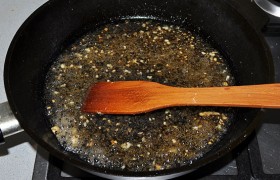 Добавляем апельсиновый сок, соевый соус и уксус. Даем закипеть.