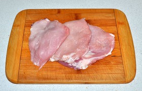 Мясо промываем и обсушиваем. Поперек мясных волокон нарезаем корейку на стейки 15-20 мм толщины. Готовим без отбивания мяса.