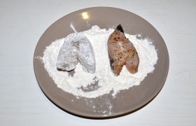 Пока масло  раскаляется  на средне-сильном огне, стейки мы, плотно прижимая, панируем в муке снаружи и внутри. 