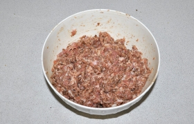 Перекладываем эту массу в мясной фарш, приправляем, еще тщательнее вымешиваем и не забываем отбить.