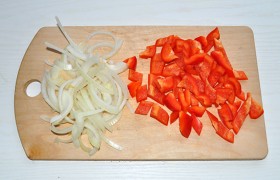 Луковицу шинкуем половинками колец, некрупно нарезаем очищенный сладкий перец.