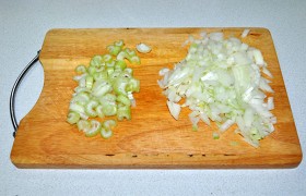 Луковицу рубим средними кубиками, как и черешки сельдерея.