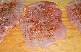 Куриное филе, для начала, промываем, сложенными бумажными полотенцами максимально обсушиваем поверхность. Делим каждое, в зависимости от толщины, на 2-3 горизонтальных пласта и, помещая в пакетик, деревянным молотком хорошо  отбиваем  – но не до дырок. Посыпаем приправами.