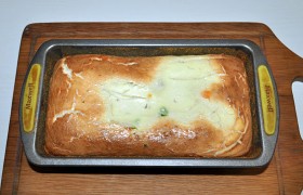 Поставив форму чуть ниже среднего уровня духовки, при 180-190° запекаем до готовности 40-60 минут. Время разное в зависимости от толщины запеканки.