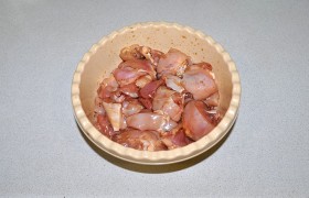 Складываем кусочки курицы, поливаем соевым соусом, посыпаем перцем, перемешиваем, оставляем мариноваться на 15-20 минут.