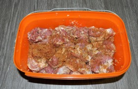 Помещаем мясо в кастрюлю или контейнер, перемешиваем с луковым пюре, солью, засыпаем перцем. Соль не требуется, если маринуем в напитке тан.