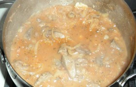 Заправляем кетчупом, перцем, сахаром и солью, при желании – ароматными травами:  Прованские ,  итальянские , другие. Закрываем и, снизив огонь до малого, оставляем потрошки тушиться до мягкости сердечек. При необходимости, если жидкость сильно выкипела, добавляем немного кипятка.