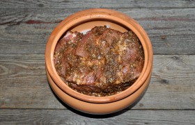 На него кладем мясо и накрываем крышкой. Ставим в холодную духовку, включаем на 150° и оставляем на 1,5 часа.