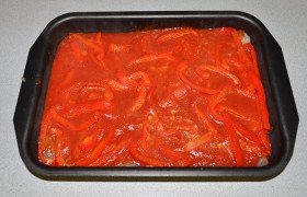 Заливаем соусом рыбу в форме. 