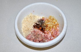 Пропускаем мясо через мясорубку. Добавляем измельченный на терке белый батон, лук, соус и молоко, соль и перец, орегано. Вымешиваем не меньше 2 минут, ложкой и руками. И от души  отбиваем . 