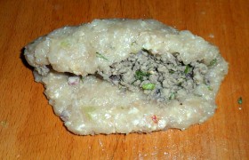 Заворачиваем, формуя удлиненные зразы и тщательно заделывая швы.