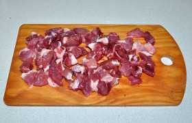 Свинину нарезаем довольно мелкими тонкими кусочками.