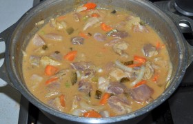 Включаем сильный огонь для быстрого закипания. Накрываем крышкой, устанавливаем огонь для слабого, чуть заметного  кипения - и мясо тушится до полной мягкости, час-полтора. Периодически перемешиваем блюдо.
