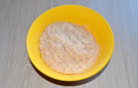 Для таких котлет лучше домашний куриный фарш, в котором смешано мясо грудки и окорочков. В него мы кладем тертый мелко сыр, очень мелко порубленный лук, приправу или растертые Прованские травы, соль, перец, при желании также рубленую петрушку. Вымешиваем фарш и обязательно 20-25 раз  отбиваем . 
