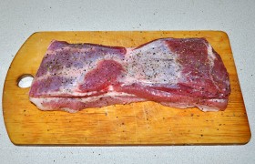 Срезаем с куска грудинки кожу, лишнее сало, промываем, влагу  промокаем тщательно бумажными полотенцами. Натираем смесью соли и перца со всех сторон.