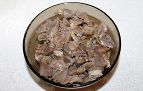 Желудки нарезаем.