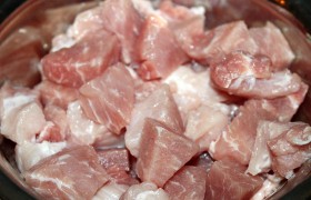 Промытый кусок свинины как следует обсушиваем в бумажных полотенцах, нарезаем кусочками – некрупными. Морковь и лук шинкуем, сладкий перец рубим квадратиками или соломкой.