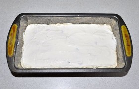 Заполняем форму приготовленной массой, сверху наносим слой сметаны и ставим в духовку.
