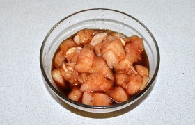 Мясо индейки, промытое и подсушенное бумажными полотенцами, нарезаем среднего размера кубиком и поливаем соевым соусом. Лучше сделать это за час-полтора, но и 10-15 минут - тоже неплохо.